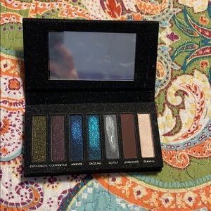 Younique Addiction Eye palette